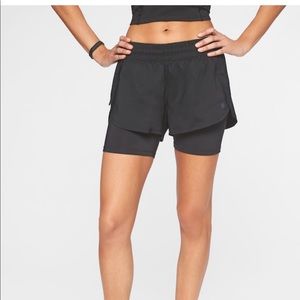 ATHLETA 2 IN 1  RACER RUN SHORTS